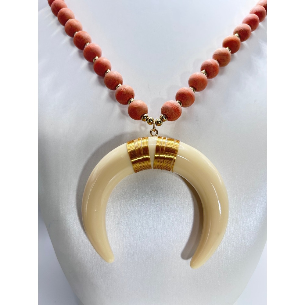 1946 Women Wood Bead Necklace Gold Tone Wire Wrapped Crescent Horn Pendant Pink